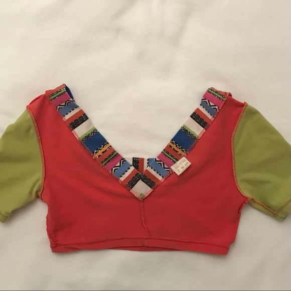 Colorful Comfy Cute Crop Top! EUC Workout or Wear Out - Picture 3 of 11